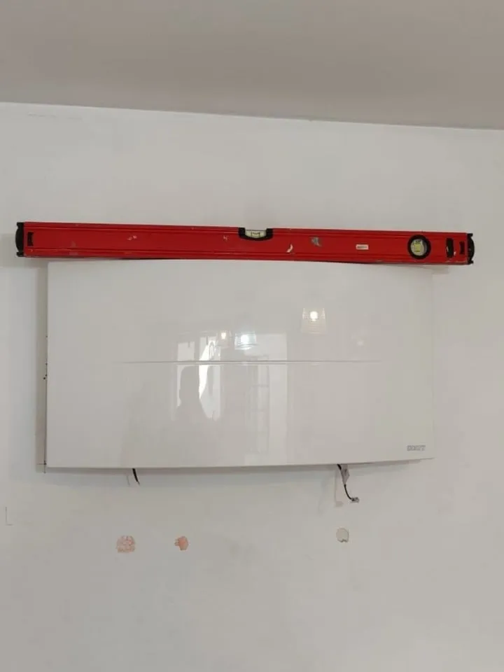 Recuperatorul de căldură Helty Flow Plus montat pe perete, verificat cu nivela